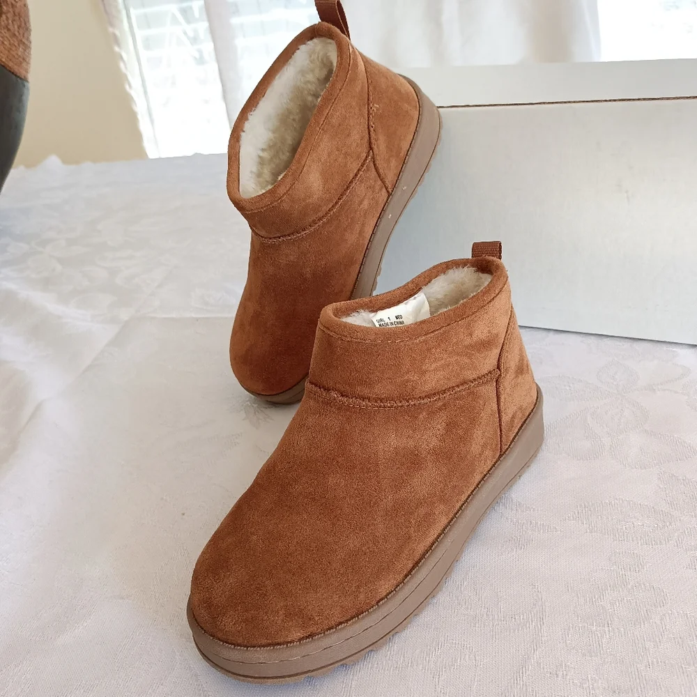 NWT Girl's size 1 Faux Suede Fur Lined Ankle Boots